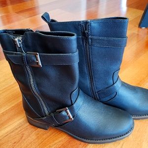Bass boots size 9. Stylish zipper. Perfect condition.